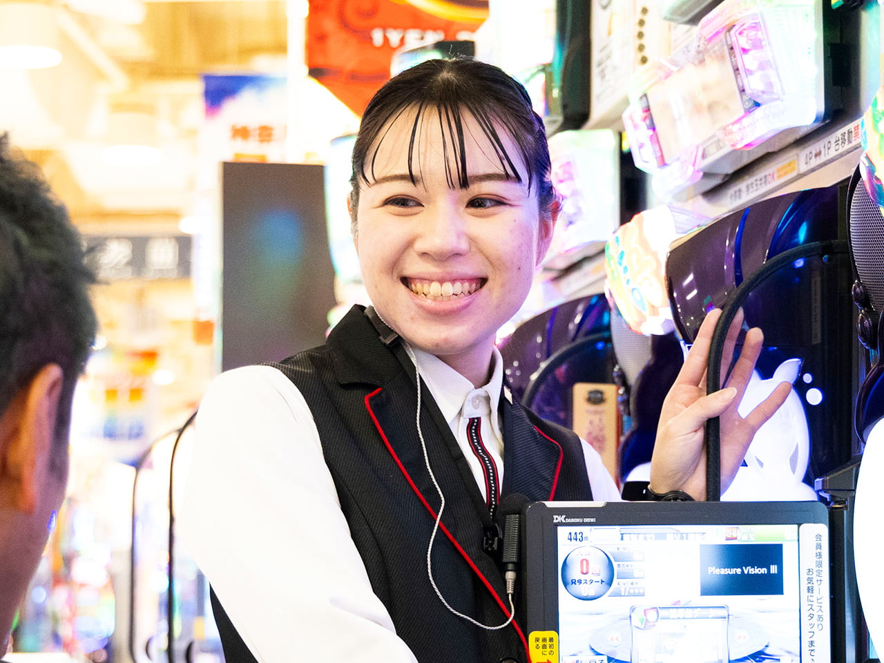 チームで協力する笑顔のスタッフたち