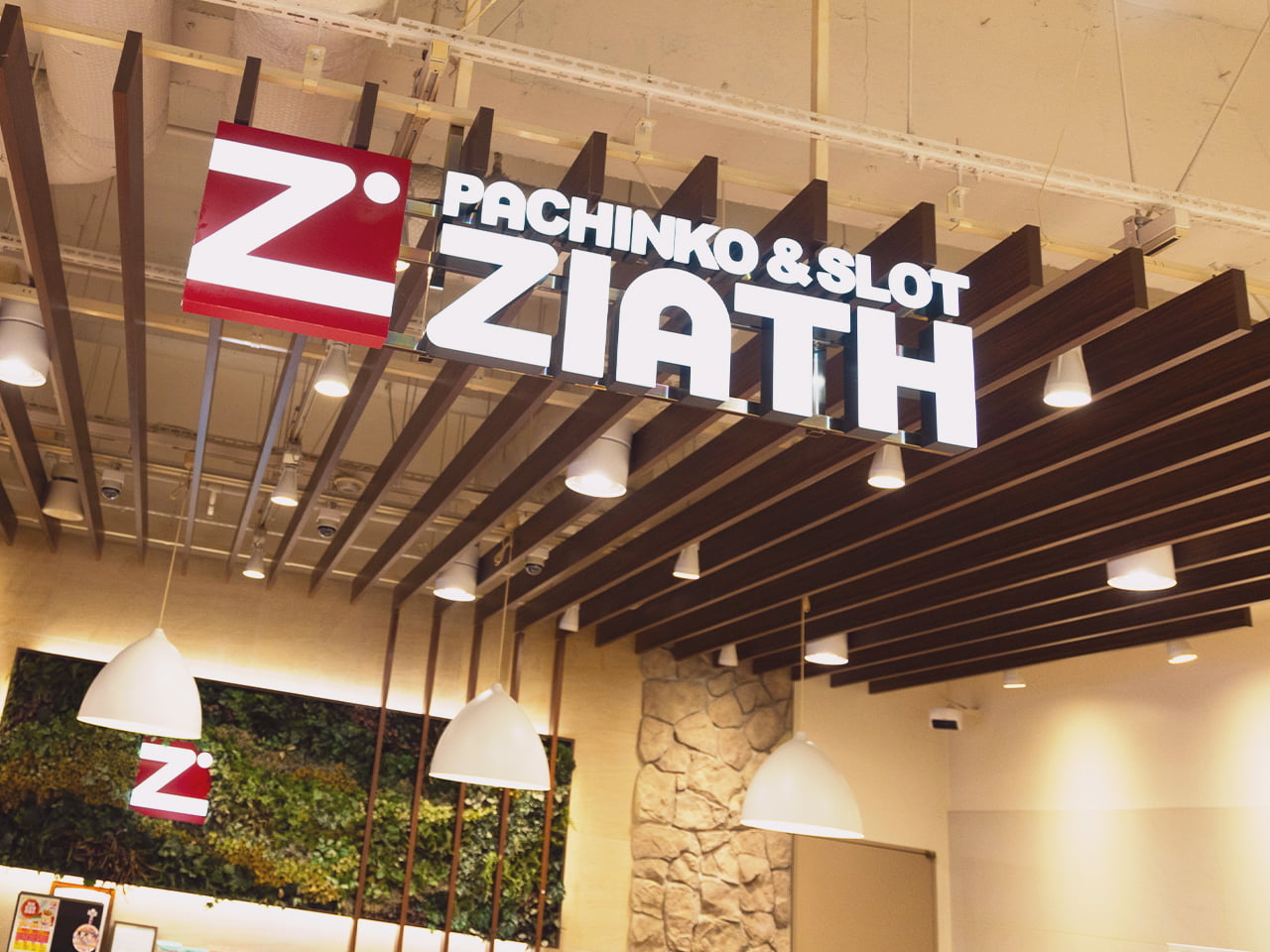 店舗の入り口、伝統的な和風の装飾と花を飾った内装