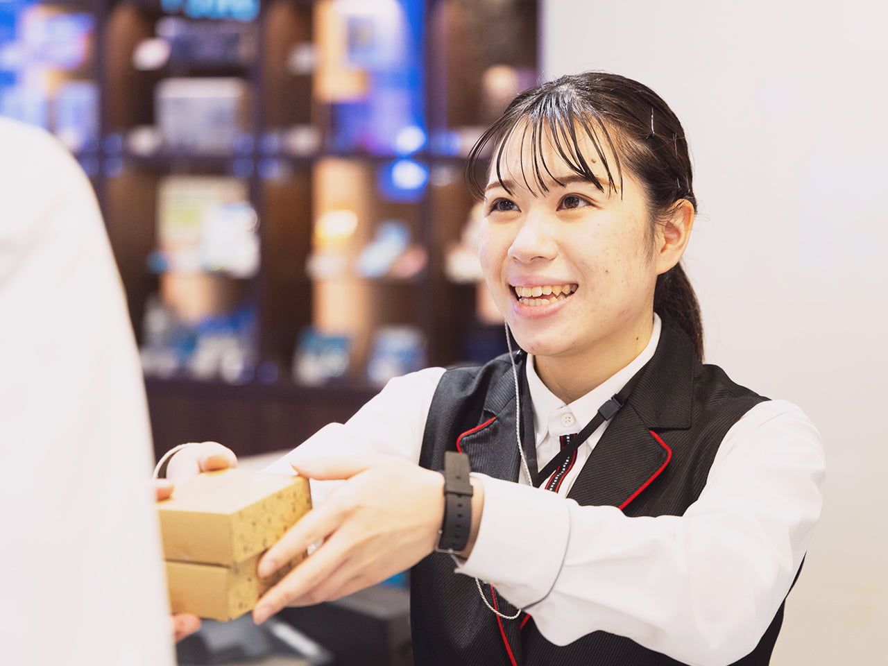 笑顔で接客をしている女性スタッフ
