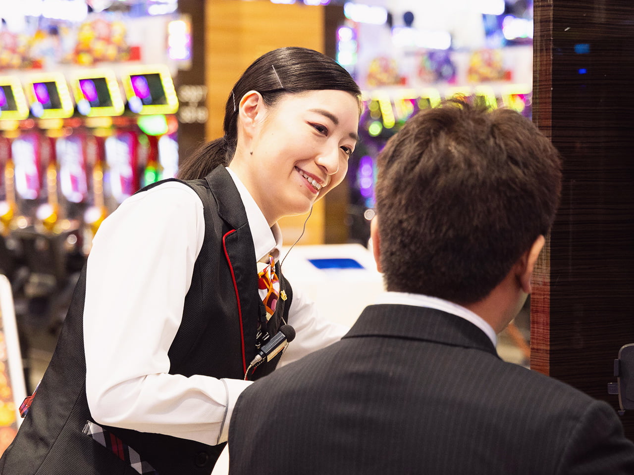 お客様と会話をしながら接客する女性スタッフ
