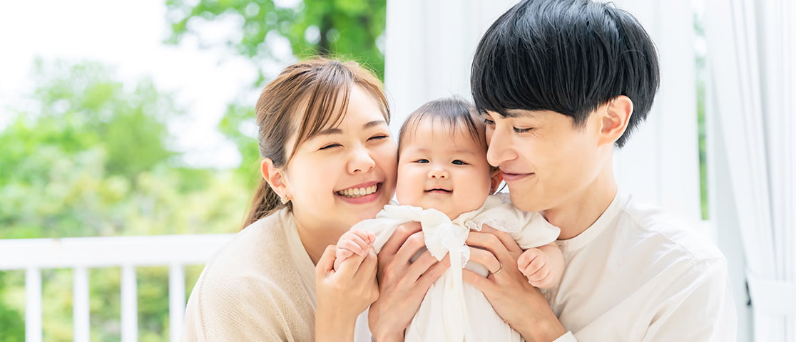 子どもを抱き上げる家族の様子