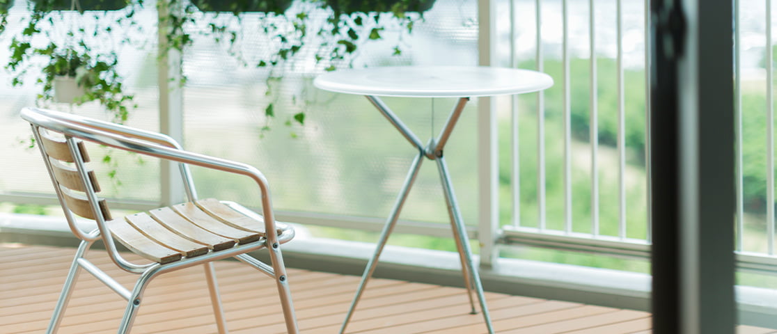 明るいラウンジスペースのテーブルと椅子