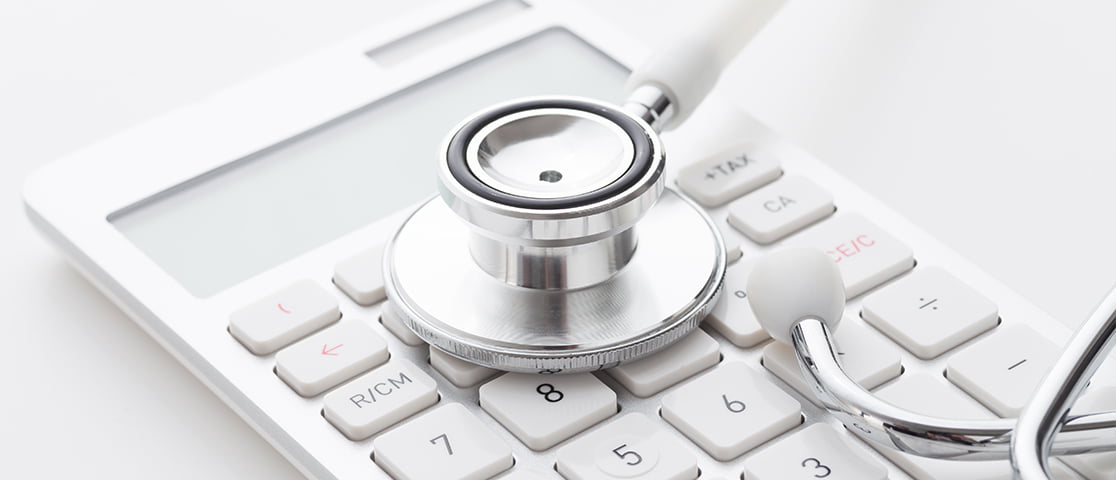 キーボードの上に置かれた聴診器